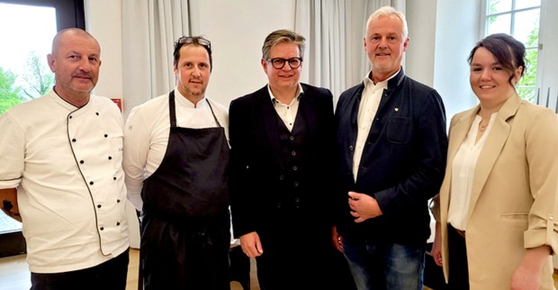 Das Team von Schloss Hofen: Andreas Kunz,  Roland Schlacher, Peter Vogler, Walter Lechner (Weingut Forstreiter) und Kathrin Feurle (v. li.)