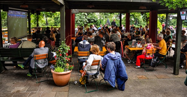 Zwei Beamer und ein Groß-TV im Gastgarten sorgen für beste Sicht auf die EM-Spiele.