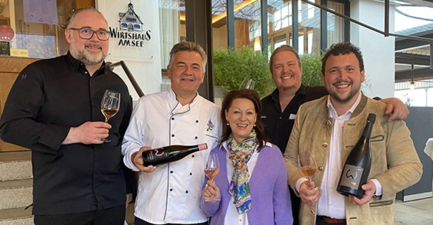 Küchenchef Christoph Neyer, Wirtepaar Martin und Daniela Berthold, Sommelier Florian Rapp und Winzer Ralf Waldschütz (v. li.)