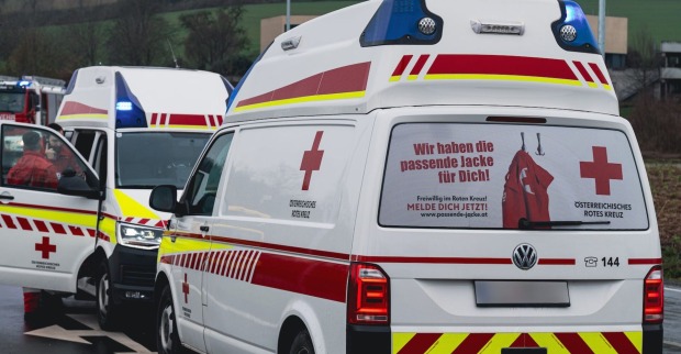 Zwei Rettungswagen an einem Einsatzort.