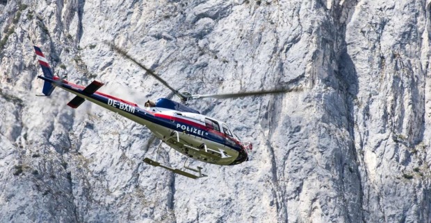 "Libelle"-Polizeihubschrauber in felsigem Gelände.
