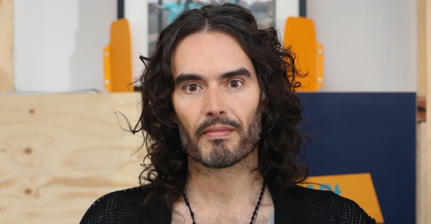 Russell Brand mit offenen, gelockten Haaren.