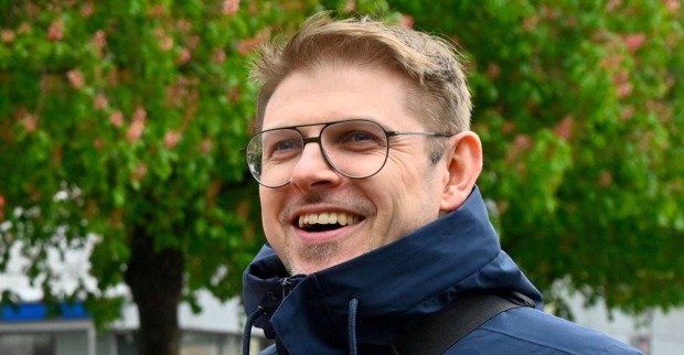 Matthias Ecke lachend in Großaufnahme