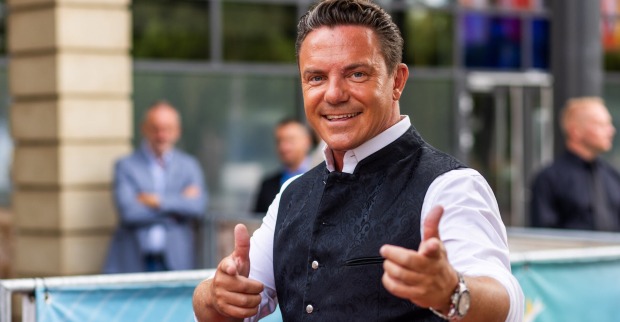 Stefan Mross. mit einem schwarzen Gilet und einem weißen Hemd.