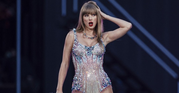 Taylor Swift in einem kristall-Bodysuit auf der Bühne.