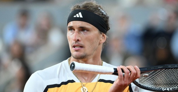 Alexander Zverev am Court, er hält seinen Tennisschläge in der Hand