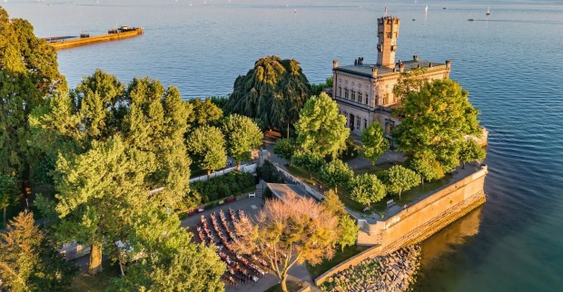 Die Langenargener Festspiele bieten ein umfangreiches Theaterprogramm mit traumhafter Kulisse direkt am See.