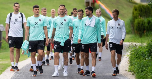 Das Österreich-Team geht einen Weg entlang.