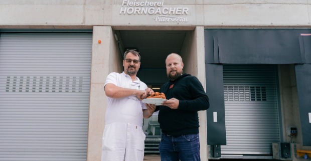 Jürgen Horngacher und Hannes Hönegger vor der Metzgerei.
