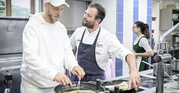 Marko Arnautović und Franz Grampelhuber in der Küche