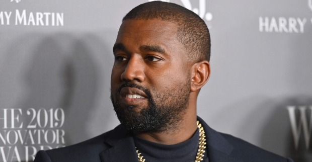 Kanye West mit einer Goldkette und einem schwarzen Sakko.