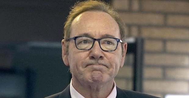Kevin Spacey mit einer Brille.