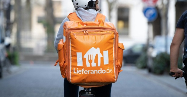 Lieferando-Fahrer von hinten