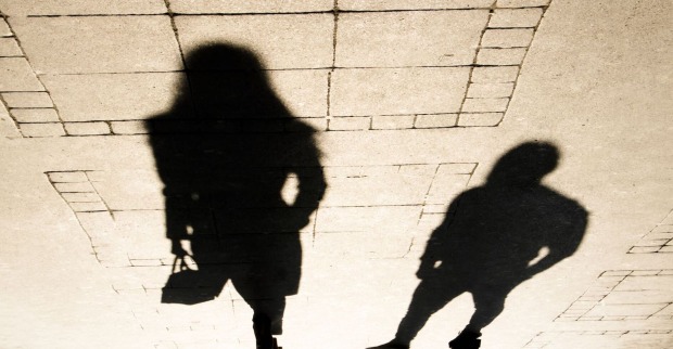 Schatten eines Mannes, der einer Frau nachstellt.