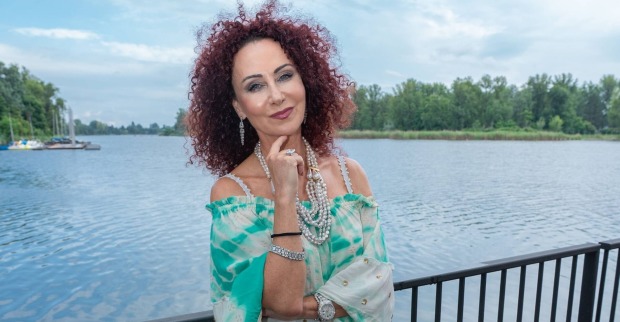 Christina "Mausi" Lugner in einem grün weißen Kleid.