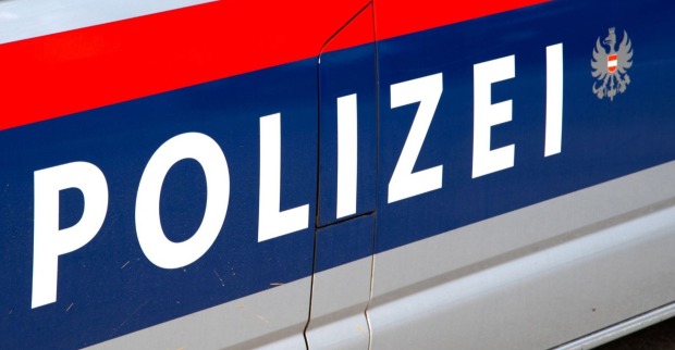 Aufschrift "Polizei" auf einem Polizei-Auto