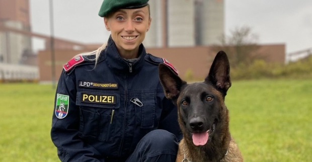 Polizeihund Cox mit Frauchen Andrea.