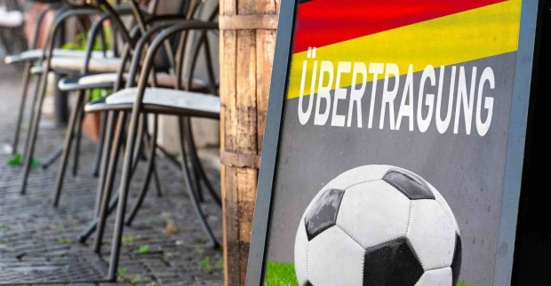 Schild im Gastgarten mit Aufschrift Übertragung