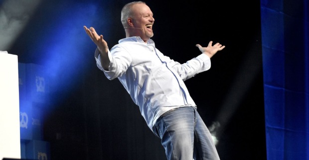 Stefan Raab mit einem hellblauen Hemd und einer Jeans.