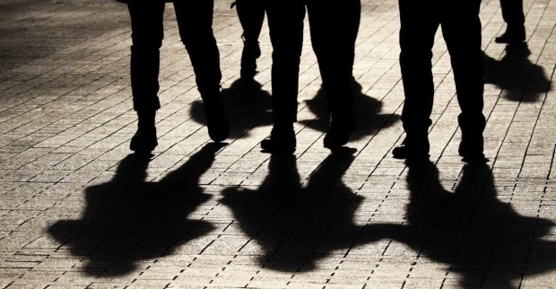 Die Schatten einer Teenagerbande.