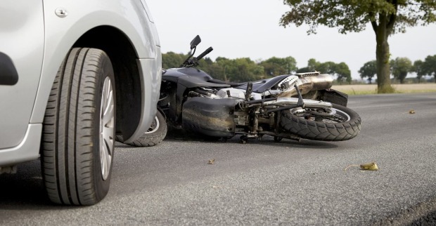 Unfall: Ein Motorrad liegt vor einem Pkw.