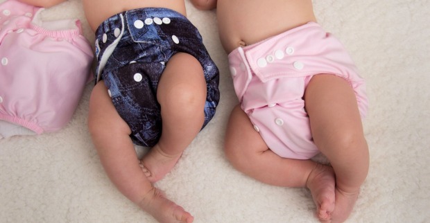 Zwei Babys mit Stoffwindeln.