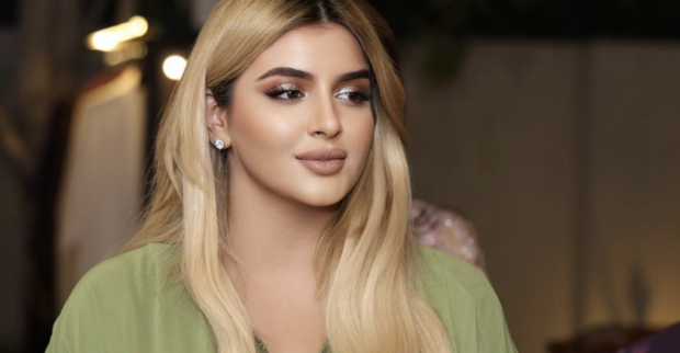 Junge Frau mit blonden Haaren und grünem Kleid