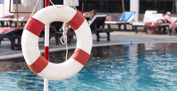 Ein Rettungsring in einem Freibad.