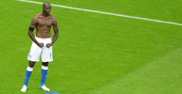 Mario Balotelli mit seiner typischen Pose im EM-Spiel gegen Deutschland 2012.