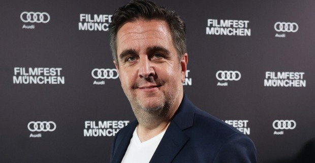 Bastian Pastewka bei vor einer Fotoleinwand.