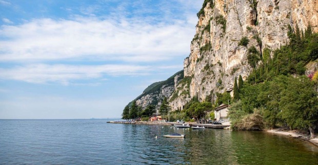 Meer und Klippe in Tignale in Italien.