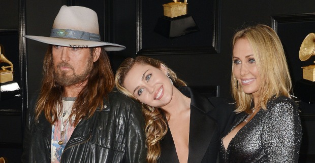 Billy Ray Cyrus, Miley Cyrus und Mutter Tish Cyrus auf dem Red Carpet.