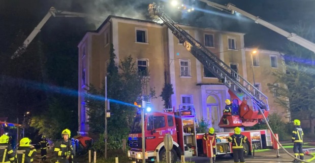 Feuerwehrleute löschen den Brand im Gebäude.
