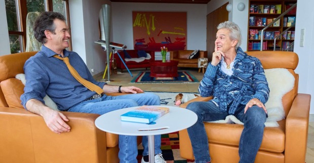 Thomas Brezina und sein Mann Ivo Belajic sitzen an einem Tisch.
