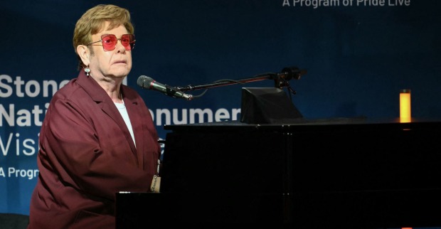Ein Mann mit Brille sitzt an einem Klavier