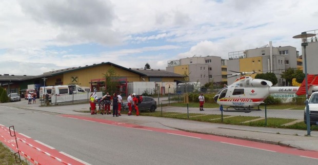 Feuerwehr und Rettungskräfte am Einsatzort in Seekirchen.