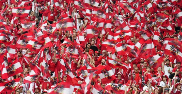 jubelnde Fußball-Fans mit Österreich-Flaggen
