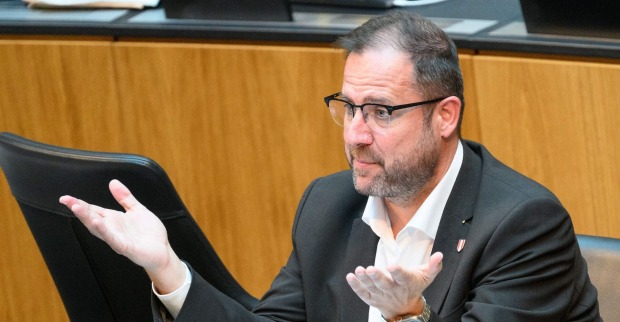 Christian Hafenecker im Nationalrat. Aktuell drückt er die Prozess- statt die Abgeordnetenbank.