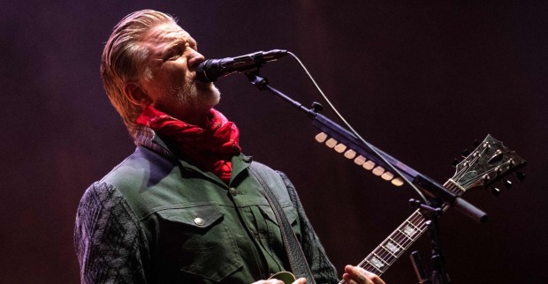 Frontsänger Josh Homme in Großaufnahme bei einem Auftritt der Queens of the Stone Age