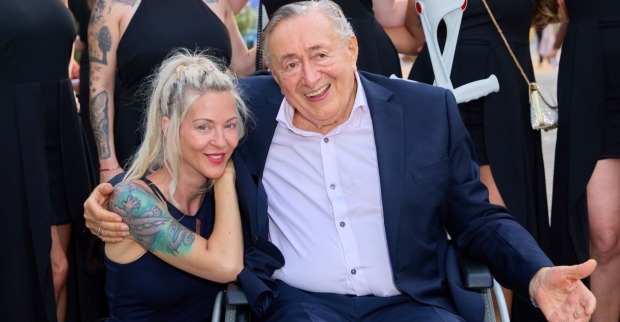 Richard Lugner im Rohlstuhl mit Simone.