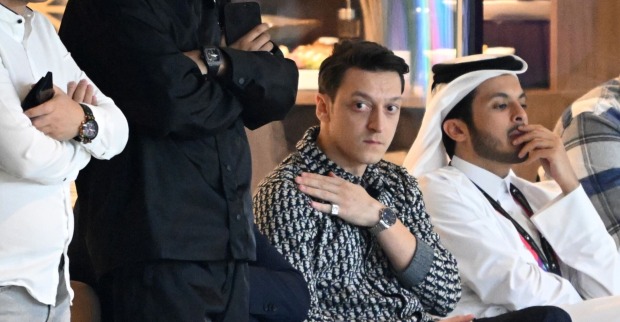 Der ehemalige Fußballer Mesut Özil sitzt in einer Loge