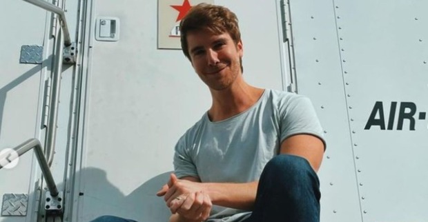 Mike Heslin sitzt vor einem Wohnwagen.