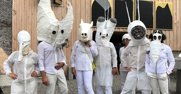 Für die Sommerausstellung  hat Tone Fink 80 Tiermasken erarbeitet, die bei der Papierhautprozession von 80 Personen getragen und präsentiert werden.