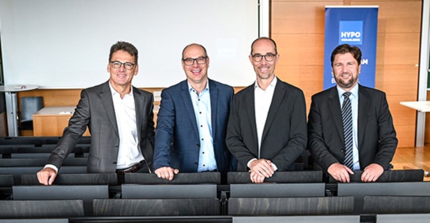Vorstand Wilfried Amann (Hypo Vorarlberg), Gastgeber GF Fitz-Rankl (FHV), Referent Bernd Hufnagl und Vorstandsvorsitzender Michel Haller (Hypo Vorarlberg)