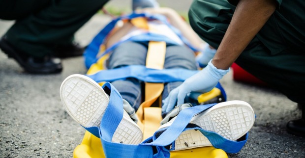 Rettungskräfte und ein Kind auf einer Trage.