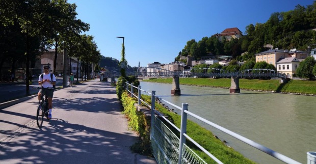 Ein Radfahrer auf einem Radweg in Salzburg.