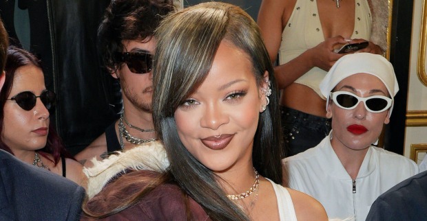 Rihanna mit glatten Haaren bei einer Fashionshow.