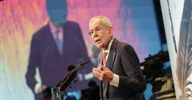 Alexander Van der Bellen richtet auf der Bühne der Bregenzer Festspiele einen flammenden Appell an die Besucher