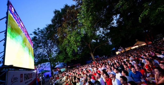 Viele Menschen beim Public Viewing in Wien.