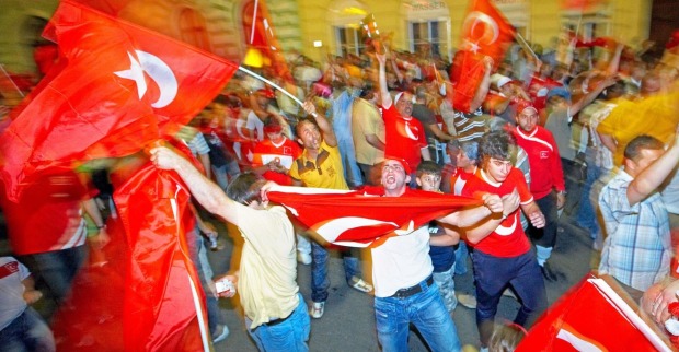 Türkische Fußballfans auf Wiens Straßen.